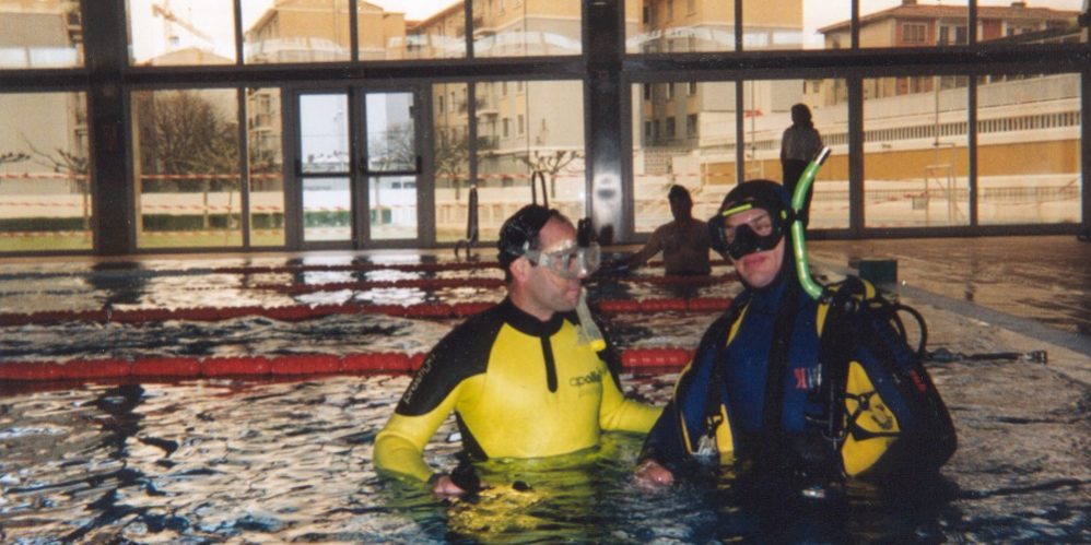 Serafin Zubiri y el instructor de buceo en la piscina