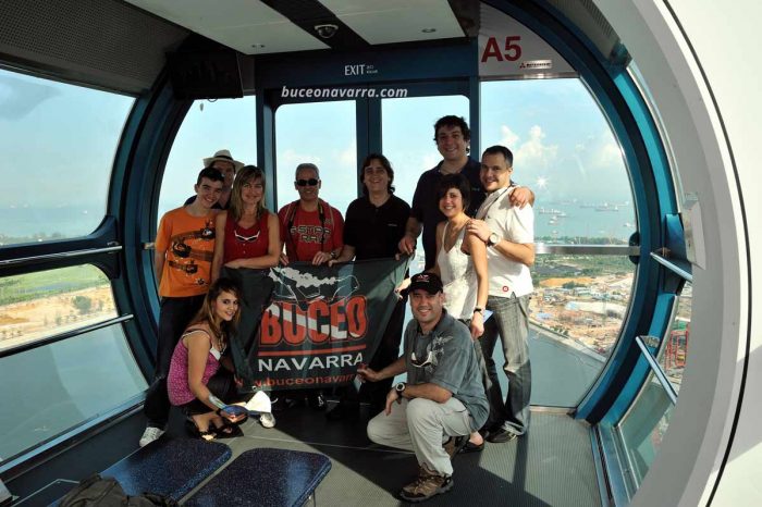 grupo de Buceo Navarra en la noria de Singapur