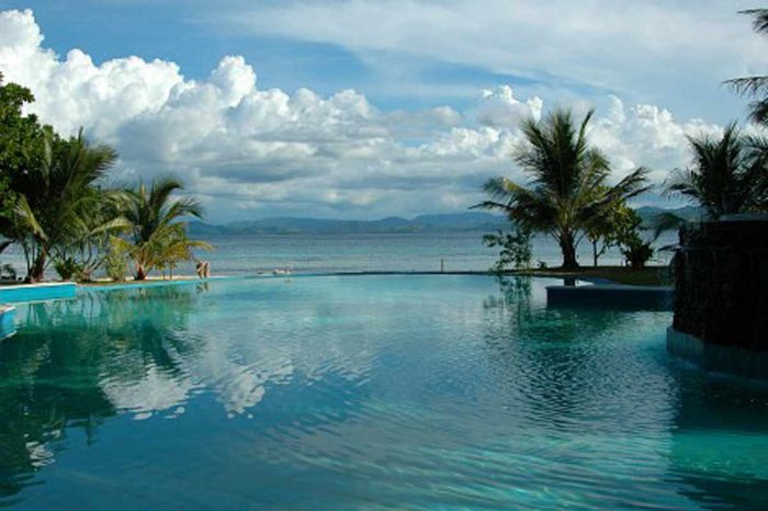 piscina, palmeras y mar