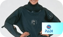 buceadora con traje seco y logo de PADI