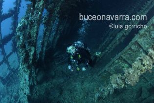 buceador en el interior de un pecio