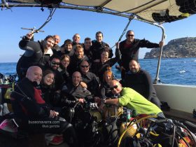 grupo en el barco del centro de buceo Xaloc