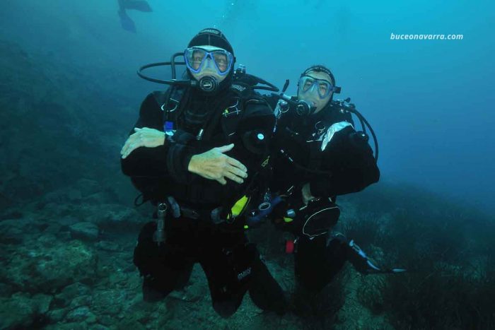 dos amigos buzos posando para la cámara