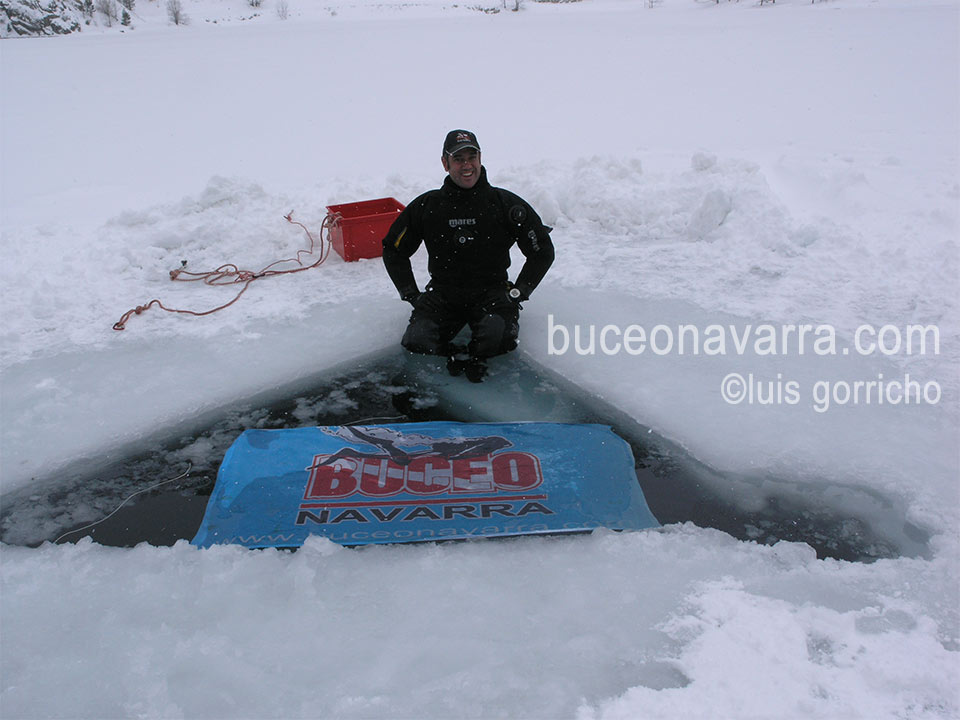Luis Gorricho encima de la placa de hielo
