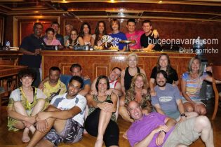 grupo en el interior del barco con la tripulación