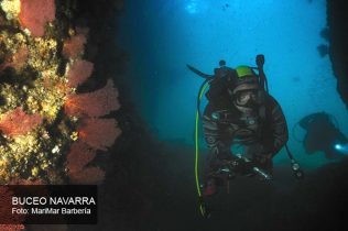 buceador pasando por un túnel