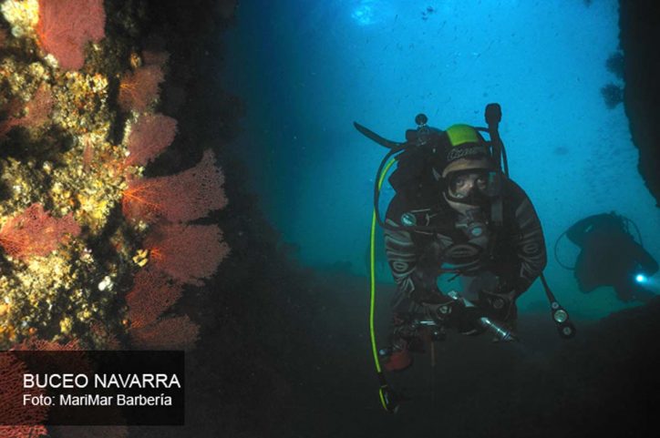 buceador pasando por un túnel