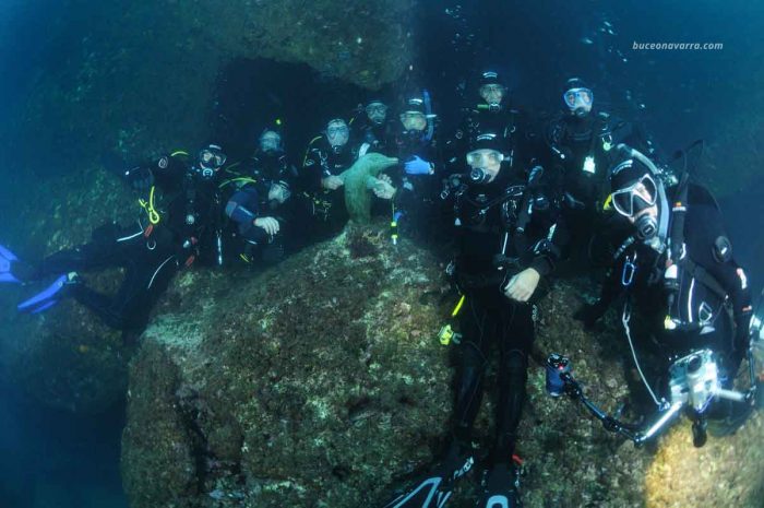 grupo de Buceo Navarra en la cueva del delfín