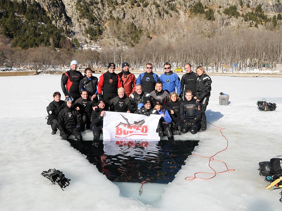 buceadores del curso de buceo bajo el hielo PADI