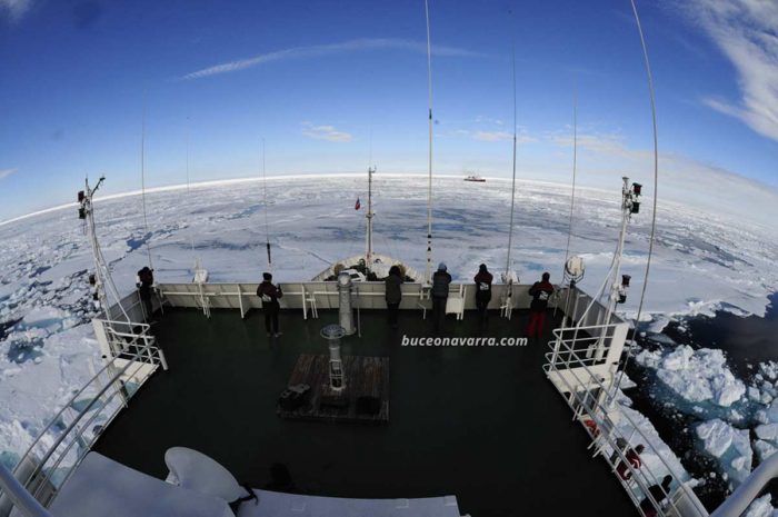 Paisaje de un mar helado desde el barco