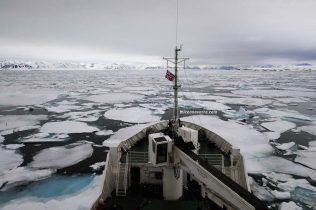 Visión del mar helado desde proa