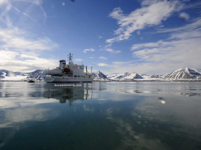 barco rompehielos ruso Grigoriy Mikheev