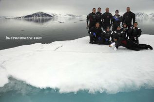 Grupo de buceadores de Buceo Navarra sobre la placa de hielo
