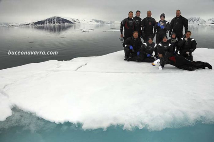 Grupo de buceadores de Buceo Navarra sobre la placa de hielo