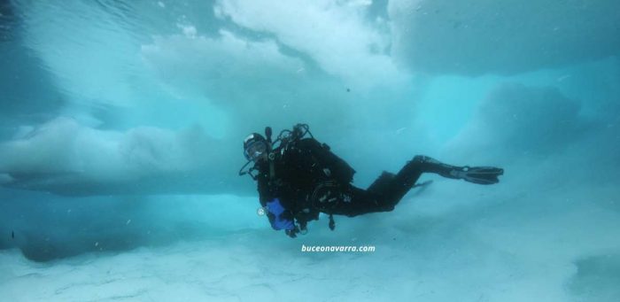buceadora bajo un inceberg
