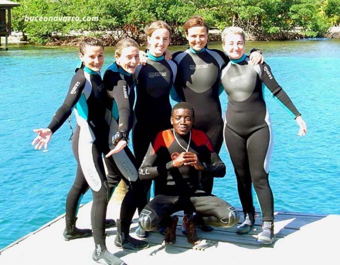 Chicas vestidas con el mismo traje de Mares