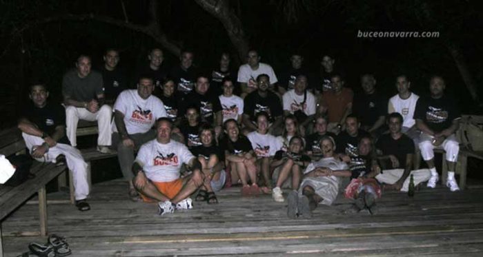 grupo de buceadores de Buceo Navarra posando en el resort