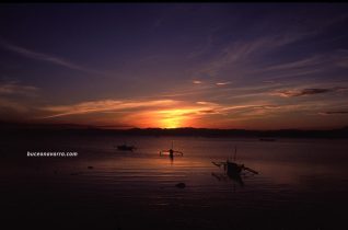 Puesta de sol y barcas típicas filipinas