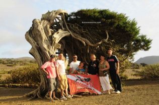 grupo posando con el árbol sabina