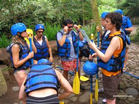 grupo preparado para hacer rafting en Ubud