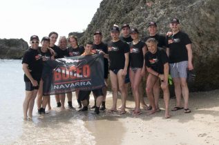 grupo de buceadores de Buceo Navarra posando con su bandera
