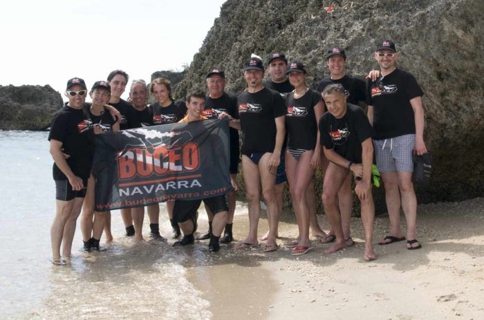 grupo de buceadores de Buceo Navarra posando con su bandera