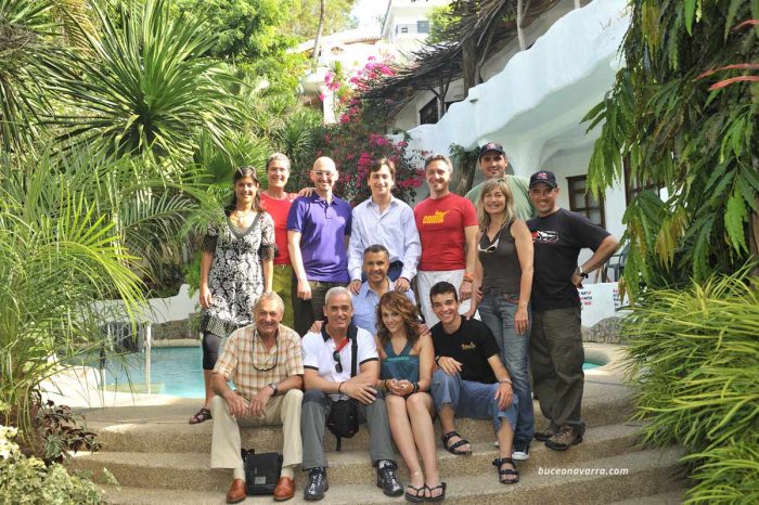 grupo de buceadores de Buceo Navarra posando en la piscina del hotel