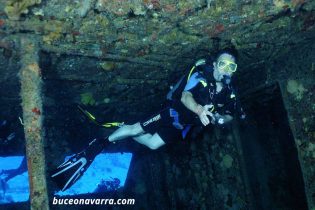 buceador en un pecio