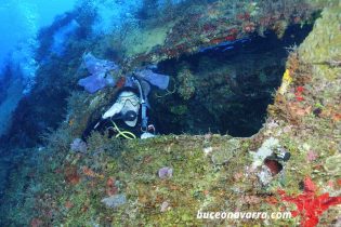 Kike se asoma por un hueco del pecio