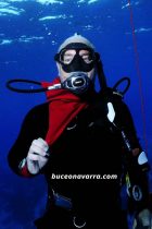 buceador con el pañuelo de San Fermin en la Rivera Maya