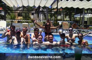 momento cóctel del grupo en la piscina