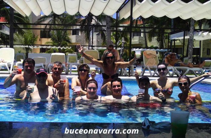 momento cóctel del grupo en la piscina
