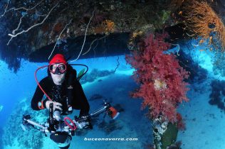 buceador con el gorro de cristal en los restos del Precontinente