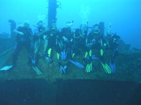grupo-en-el-pecio en Roatan Las Islas de la Bahia en Honduras