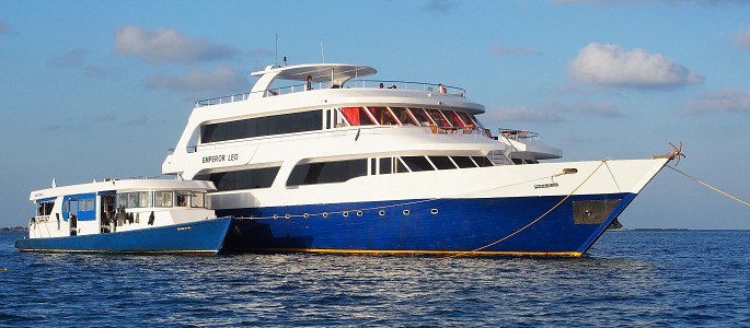 barco y dhoni en Maldivas