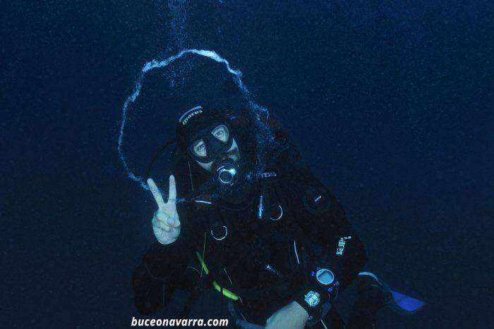 buceador dentro de un aro que ha hecho él mismo