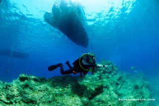 buzo bajo el barco