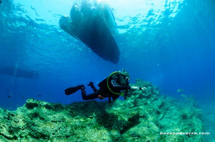 buzo bajo el barco