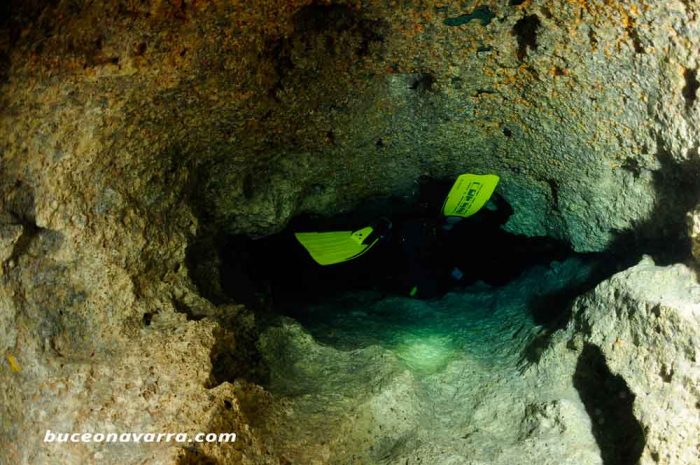 buceador introduciendose por un agujero