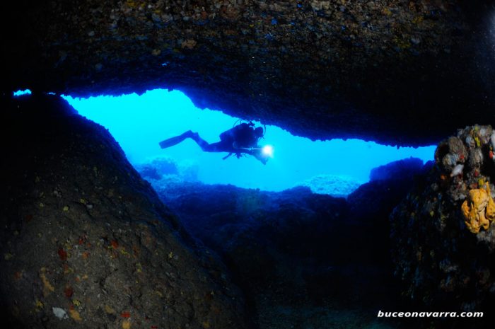 buceando por cavidades. Malta