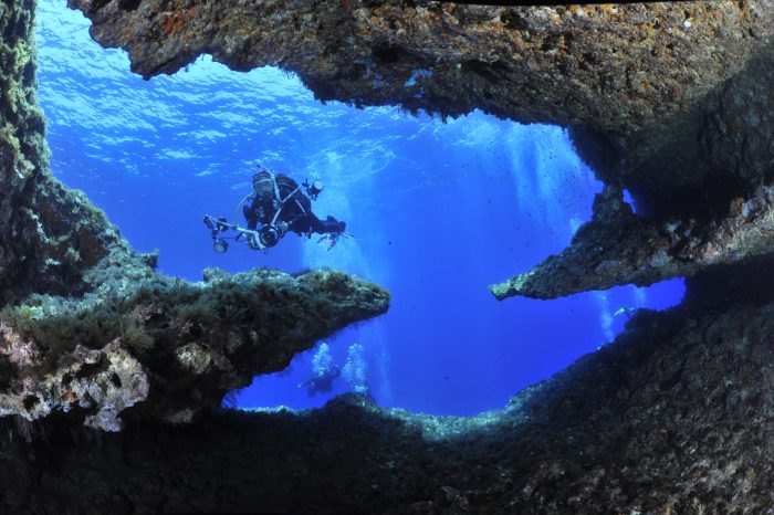 buceadora en un gruta