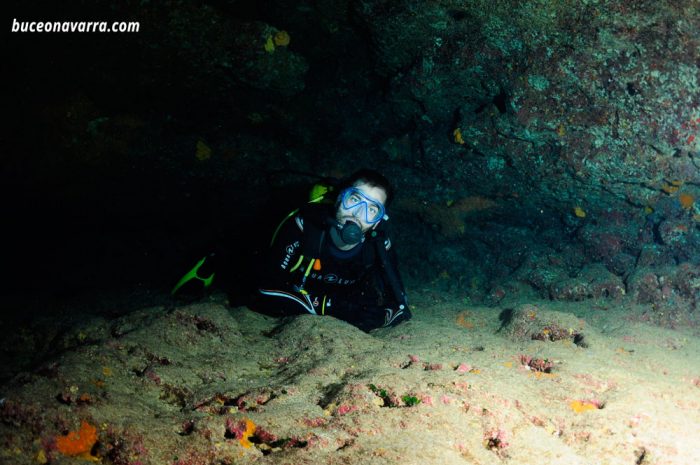 buceador en una gruta