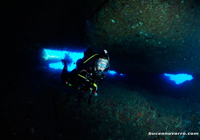 buceador en una gruta. Malta