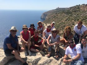 grupo de Buceo Navarra posando en los acantilados de Digli en Malta