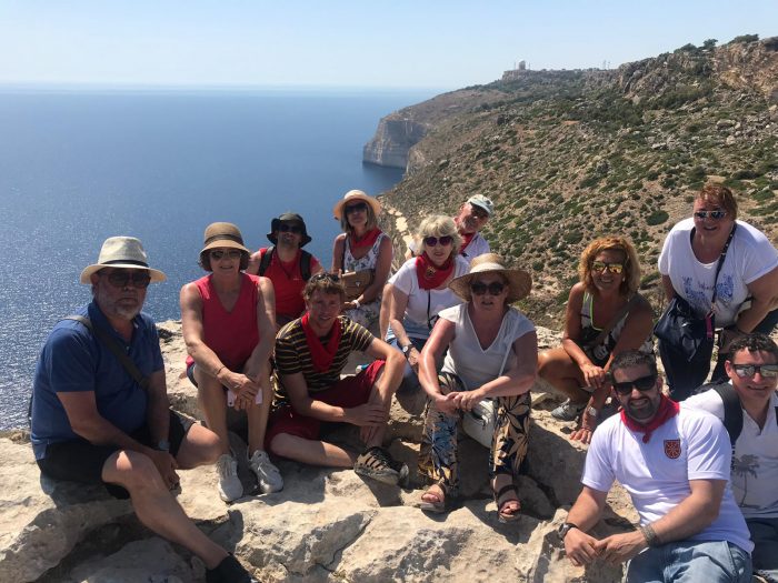 grupo de Buceo Navarra posando en los acantilados de Digli en Malta