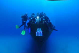 grpo Buceo Navarra sentados en la proa de un pecio en Malta