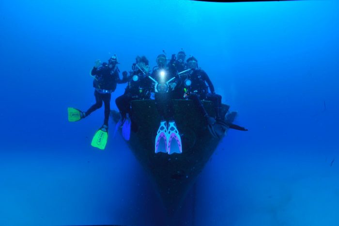 grpo Buceo Navarra sentados en la proa de un pecio en Malta
