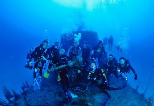 grupo en la proa del pecio