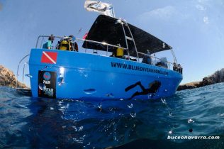 barco del centro de buceo Bluedive Menorca